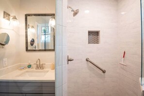 Dusche, Haartrockner, Handtücher