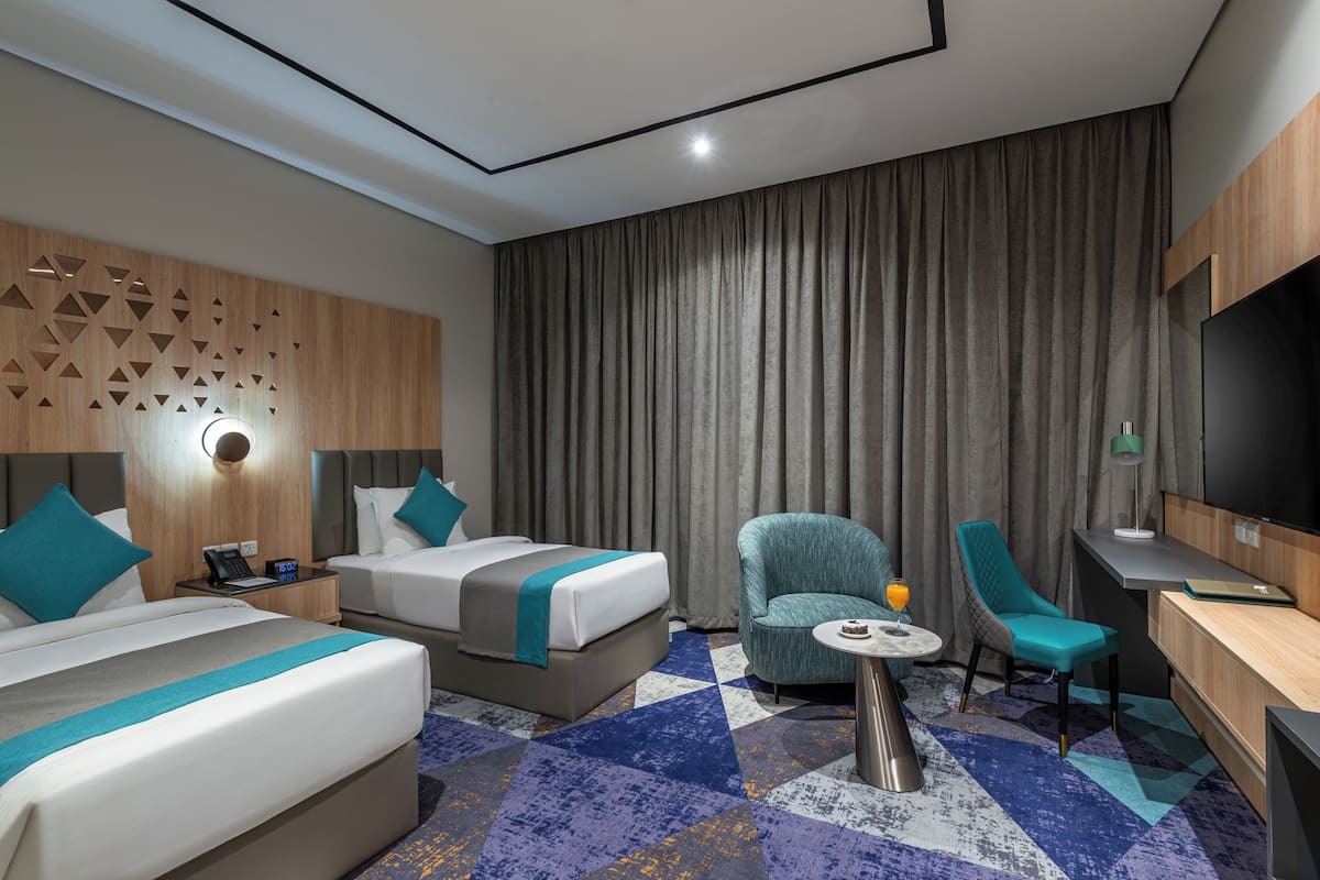 غرفة ديلوكس مزدوجة أو بسريرين منفصلين | ستائر تعتيم وتجهيزات عازلة للصوت ومكواة/لوح كي وواي فاي مجانًا