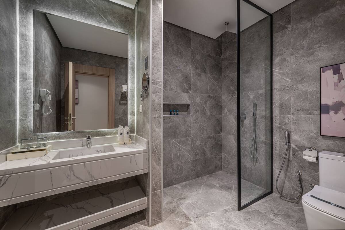Towels, soap, shampoo, toilet paper