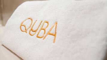 Una toalla blanca con la palabra "CUBA" bordada en naranja.
