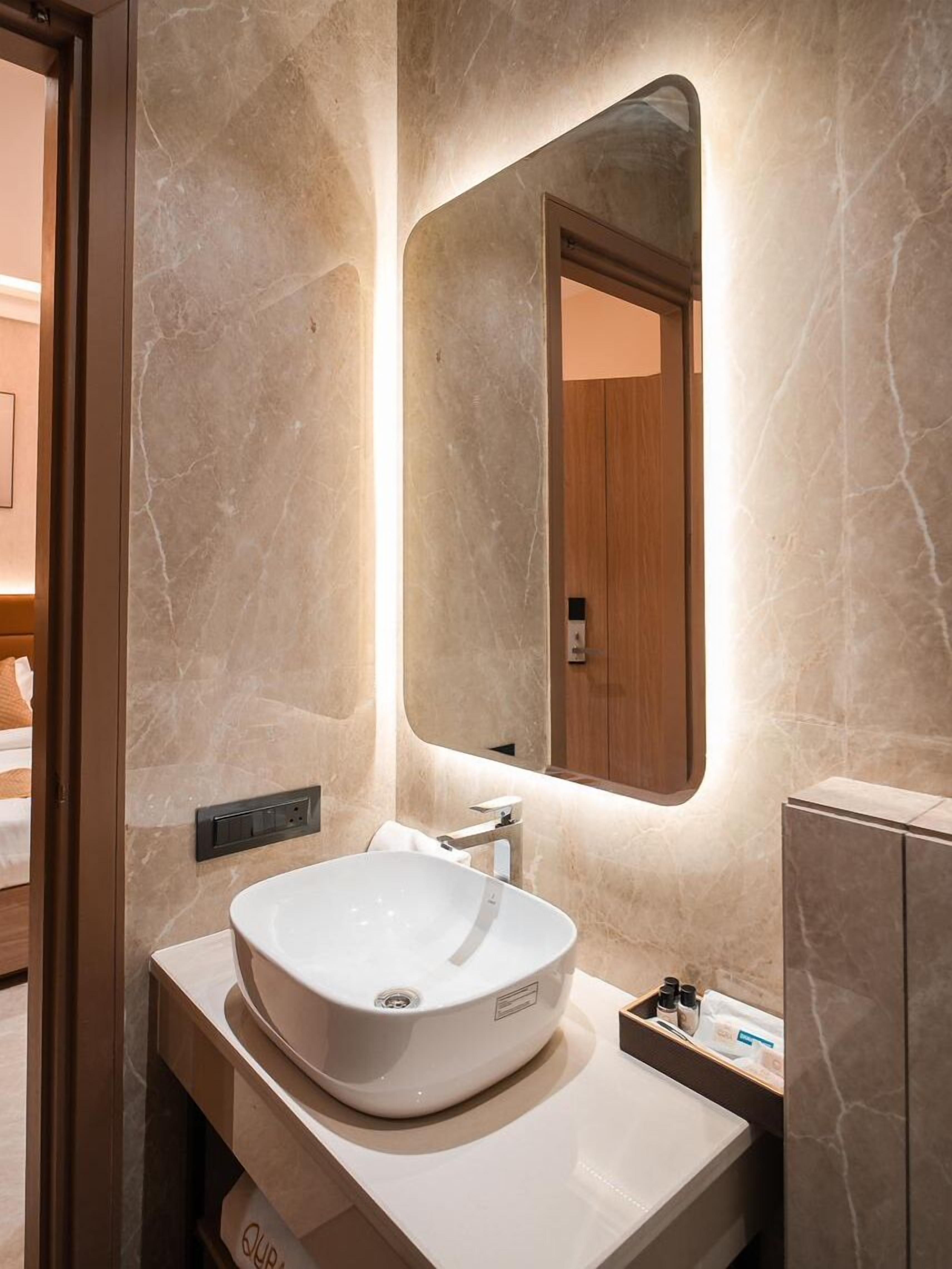 Kamar Deluks | Kamar mandi | Shower, perlengkapan mandi gratis, handuk, dan sabun