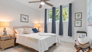 1 habitación, escritorio, tabla de planchar con plancha y cuna de viaje 