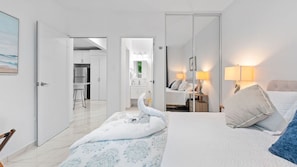 1 chambre, bureau, fer et planche à repasser, lit de bébé portatif