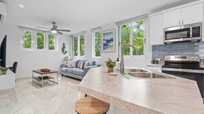 Réfrigérateur, four à micro-ondes, un four, surface de cuisson