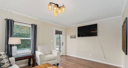 Elegant & Central ~ Queen Beds ~ Private Yard