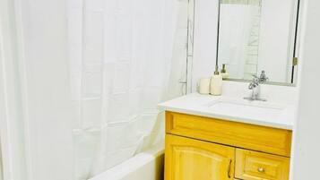 Séchoir à cheveux, serviettes fournies, savon, shampooing