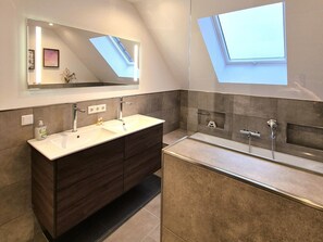 Apartment | Bathroom