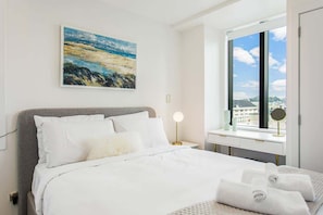 2 bedrooms, desk, iron/ironing board, WiFi - Modern 2BR in CBD w/ Full Amenities- Zodiak Stays (Auckland)
