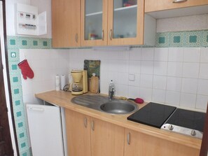 Fridge, coffee/tea maker