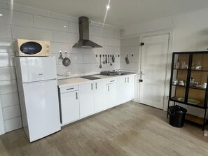 Een koelkast, een microgolfoven, een vaatwasser