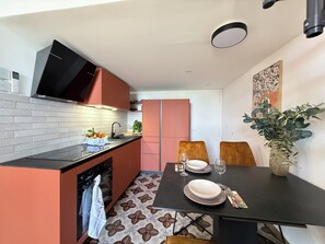 Micro-ondes, four, plaque de cuisson, lave-vaisselle