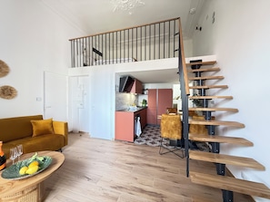 Smart TV, books - Luxurious 2-bedroom apartment with magnificent sea view of Golfe-Juan close to the beach (Vallauris)
