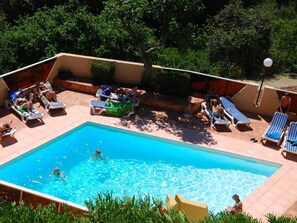 A rectangular swimming pool with clear blue water surrounded by lounge chairs and a covered seating area. - Studio for 6 with Wi-Fi, sea view (Roquebrune-Cap-Martin)