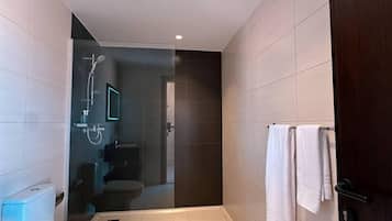 Chuveiro, produtos de toalete grátis, toalhas de banho, sabonete