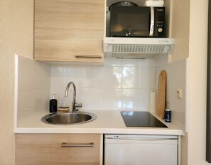 Micro-ondes, four, plaque de cuisson