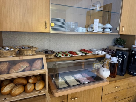 Daily continental breakfast for a fee. Hotel Goldene Gerste
