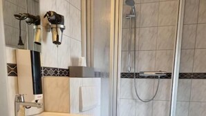 Comfort Twin Room, Multiple Beds, Non Smoking | Bathroom - Hotel Goldene Gerste (Frankfurt)