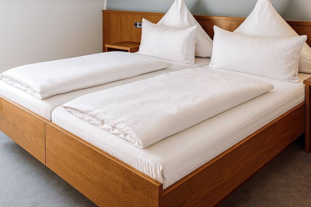 Deluxe Double Room, 1 Queen Bed, Non Smoking | Minibar, desk, laptop workspace, blackout drapes