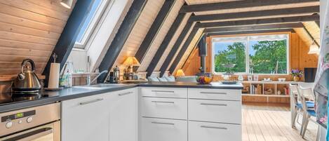 ثلاجة، ميكروويف، غسالة أطباق، مستلزمات طهي/أطباق/أوعية