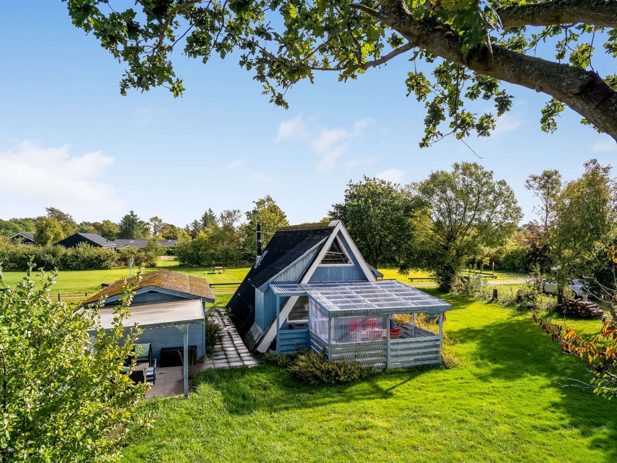 Ein Haus mit Satteldach, einer kleinen angebauten Garage und einer Solaranlage.