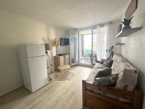 Living area - Charming T2 with Loggia, Private Parking, Pets Allowed - Le Barcarès (Le Barcarès)