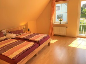 3 bedrooms, desk, iron/ironing board, free WiFi