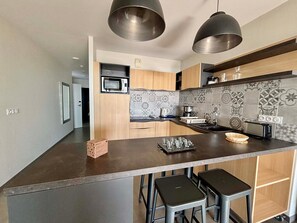 Kühlschrank, Mikrowelle, Herdplatte, Wasserkocher mit Kaffee-/Teezubehör