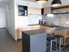 Kühlschrank, Mikrowelle, Herdplatte, Wasserkocher mit Kaffee-/Teezubehör