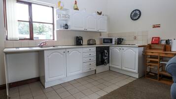 Refrigerador, microondas, tostadora y utensilios de cocina