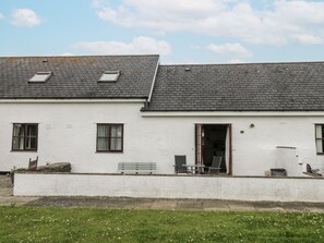 Outdoor dining - Florence Cottage (Holyhead)