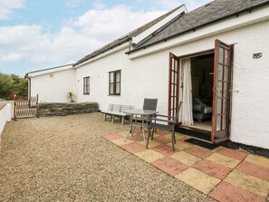 Outdoor dining - Florence Cottage (Holyhead)