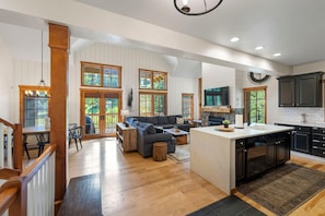 TV, fireplace - Sasquatch Ski Haus|Exclusive Tamarack Perks (Tamarack)