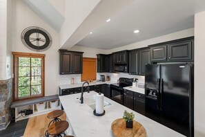 Coffee/tea maker, fridge, microwave, oven - Sasquatch Ski Haus|Exclusive Tamarack Perks (Tamarack)