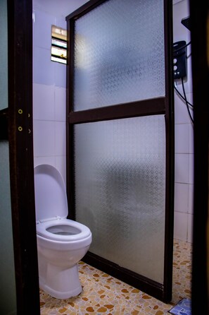 Dusche, Bidet, Handtücher, Seife