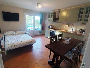 1 habitación, escritorio, tabla de planchar con plancha y wifi gratis 