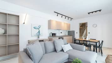 Deluxe Villa, Pool View | Living area