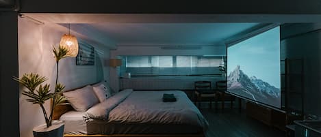 Comfort Room, Non Smoking | Desk, laptop workspace, blackout drapes, soundproofing