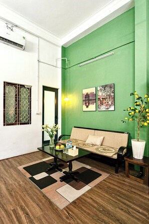 Suíte clássica, vista para a cidade | Escrivaninha, espaço de trabalho para notebook, cortinas blackout