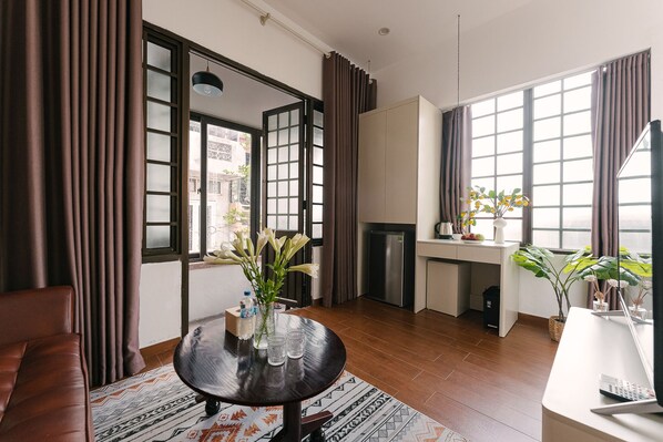 Deluxe Apartment, City View | Living area