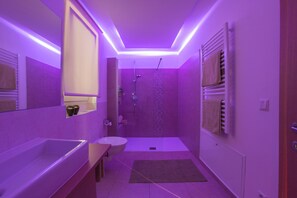 Suihku, hiustenkuivaaja, pyyhkeet, saippua