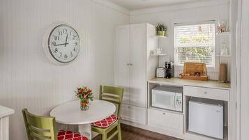 Dishwasher, cookware/dishes/utensils