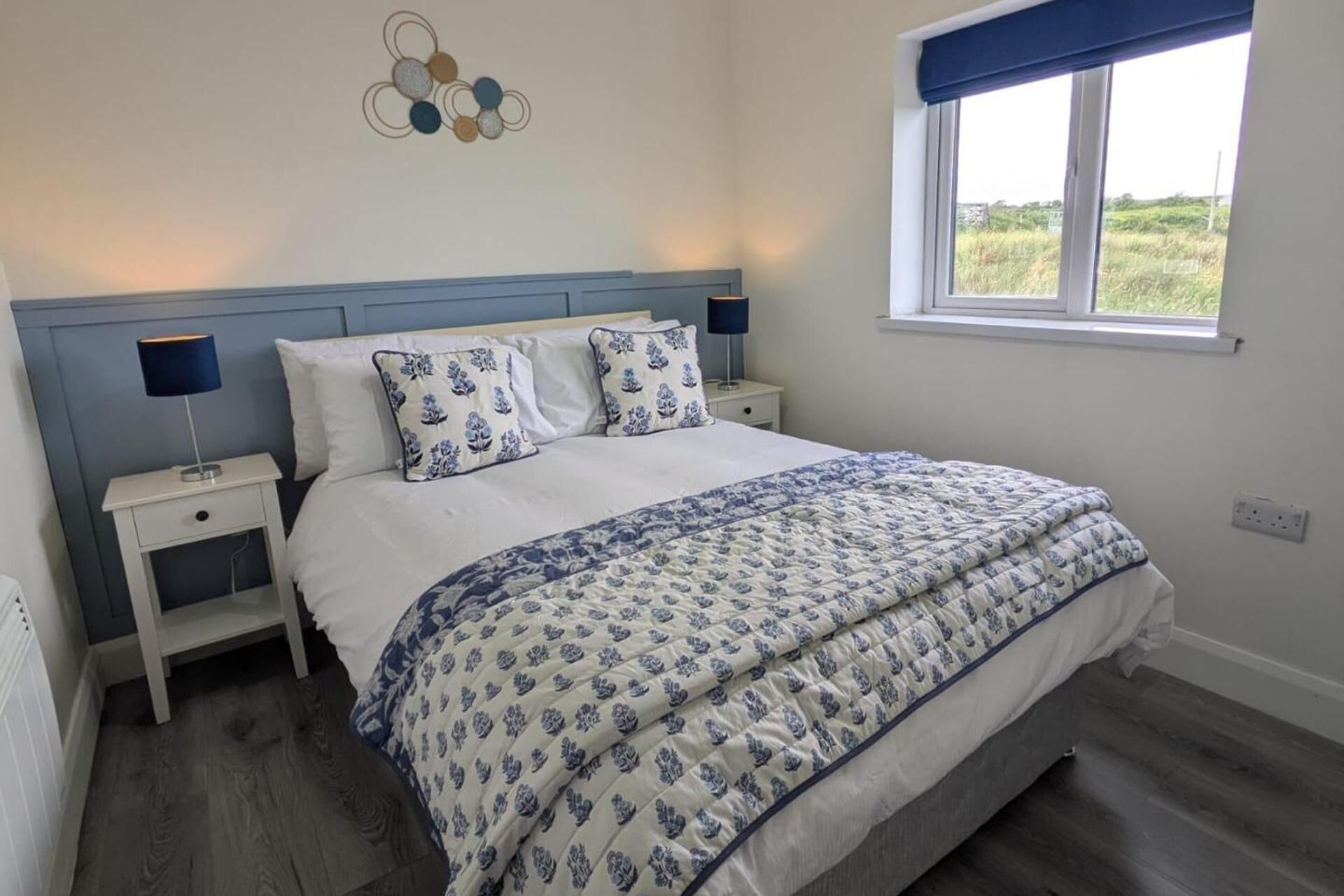 2 عدّة غرف نوم ومكواة/لوح كي وواي فاي مجانًا وملاءات أسرّة