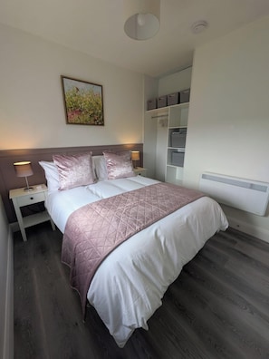 2 slaapkamers, een strijkplank/strijkijzer, gratis wifi, beddengoed