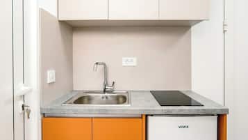 Apartemen Ekonomi | Dapur kecil pribadi | Lemari es kecil dan peralatan masak/sendok-piring