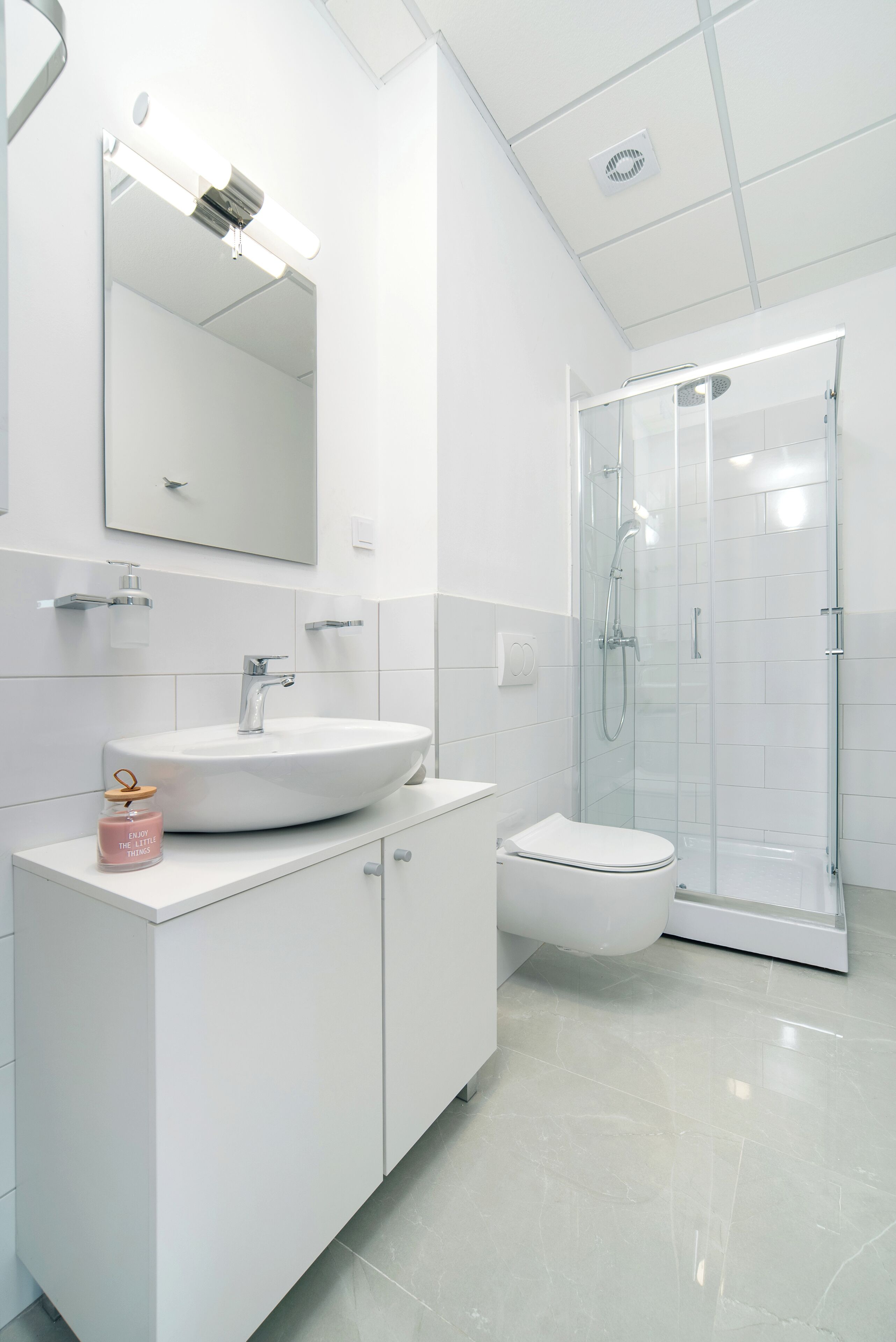 Deluxe Double Room | Bathroom | Shower, towels, soap, shampoo