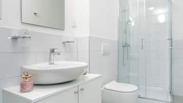 Deluxe Double Room | Bathroom | Shower, towels, soap, shampoo