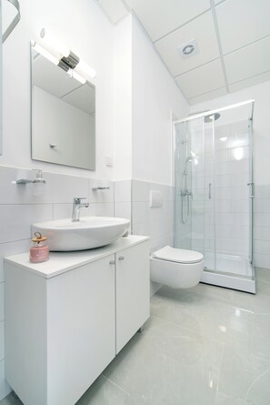 Chambre Deluxe double | Salle de bain | Douche, serviettes fournies, savon, shampooing