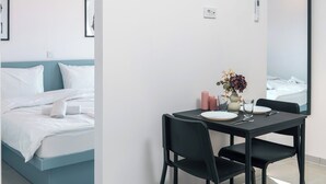 Dobbeltrom – deluxe | Safe på rommet, skrivebord for bærbar PC, wi-fi (inkludert) og sengetøy