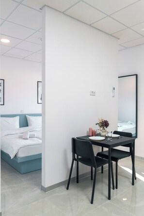 Kahden hengen deluxe-huone | Tallelokero huoneessa, kannettavalle tietokoneelle sopiva työtila