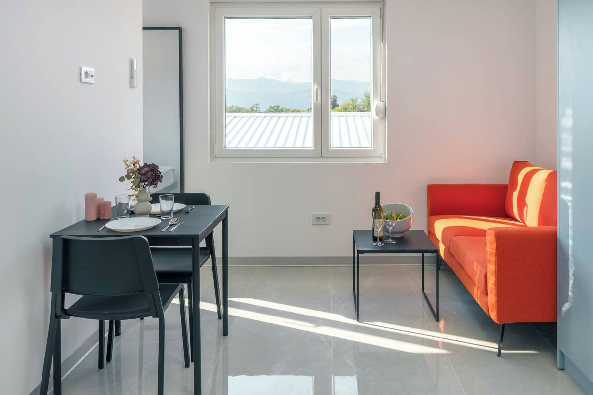 Caja de seguridad en la habitación y espacio para trabajar con laptop